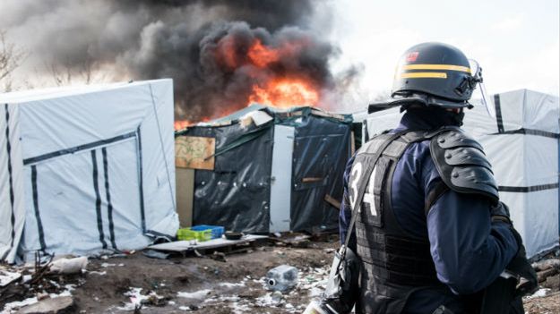 Francuski policjant w "dżungli" w Calais