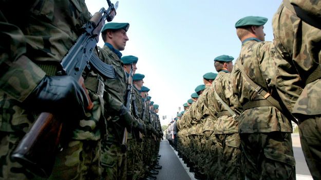 Według PiS nowelizacja pozwoli na zatrzymanie w służbie wykwalifikowanych żołnierzy