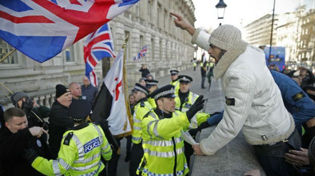 Protest brytyjskich nacjonalistów przeciwko islamizacji