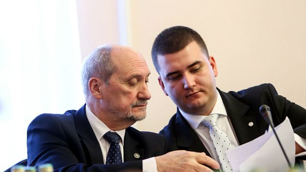 Minister obrony narodowej Antoni Macierewicz oraz rzecznik prasowy MON Bartłomiej Misiewicz