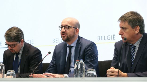 Od lewej: prokurator federalny Frederic Van Leeuw, premier Belgii Charles Michel oraz wicepremier i minister spraw wewnętrznych Jan Jambon