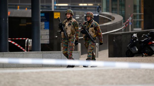 Belgijscy żołnierze patrolują ulice Brukseli.