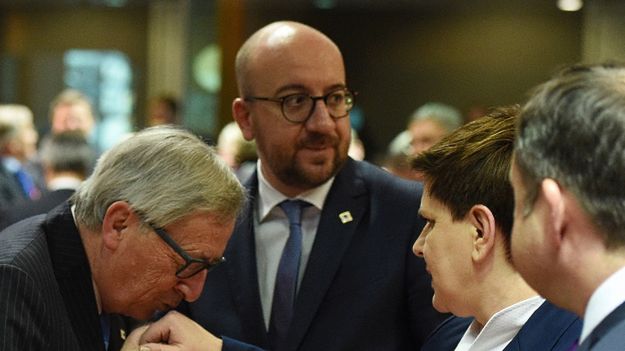 Premier Beata Szydło, premier Belgii Charles Michel (w środku) oraz Jean-Claude Juncker (z lewej)