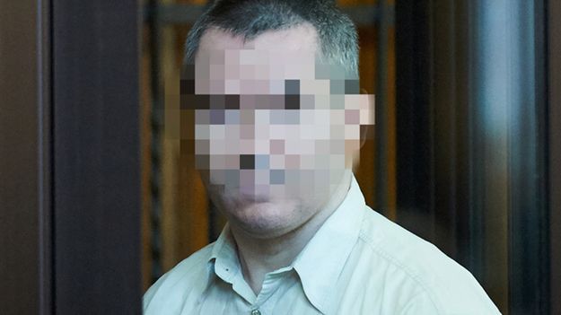 Oskarżony Samir S., wprowadzany na ogłoszenie wyroku w Sądzie Okręgowym w Gdańsku