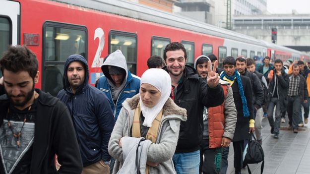 Uchodźcy z Austrii przewiezieni do niemieckiego Passau pod koniec 2015 r.