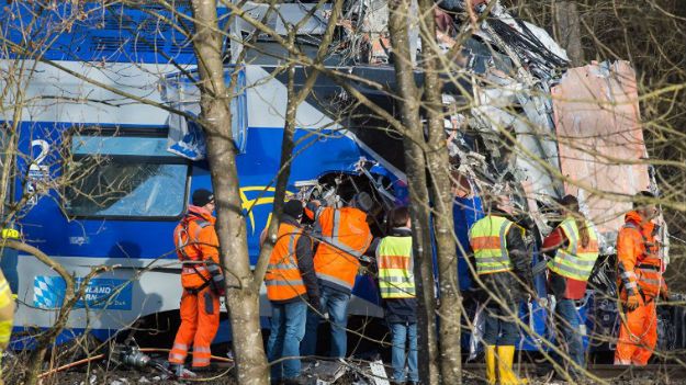 Czołowe zderzenie dwóch pociągów na jednotorowym odcinku między Holzkirchen i Rosenheim