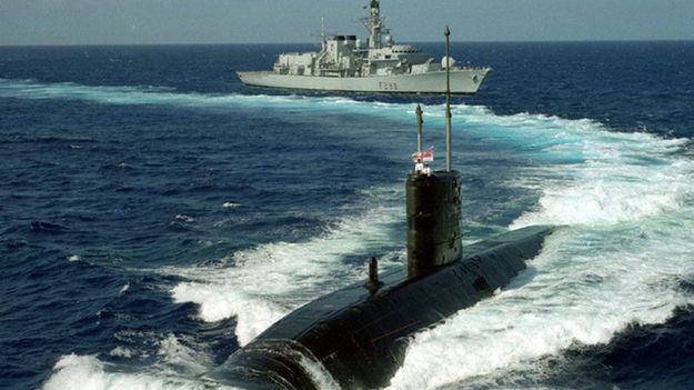 HMS Sceptre w pobliżu portu w Gibraltarze