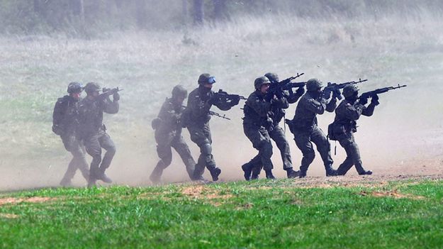 Pokaz działania oddziałów szturmowych polsko-kanadyjskich na poligonie w Drawsku Pomorskim w 2015 r.