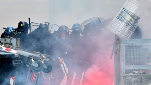 Włoska policja w starciu z anarchistami