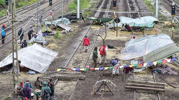 Aktywiści blokujący tory
