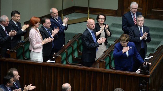 Premier Beata Szydło odbiera gratulacje od Rady Ministrów i polityków PiS, po swoim wystąpieniu w Sejmie
