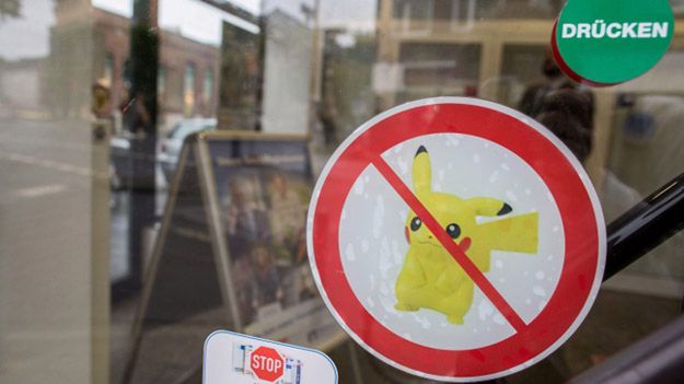 Antypokemonowa naklejka w oddziale jednego z niemieckich banków