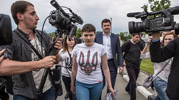 Nadija Sawczenko po przylocie do Kijowa; maj 2016 r.