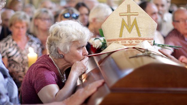 Ludzie zgromadzeni przy trumnie z ciałem kard. Franciszka Macharskiego