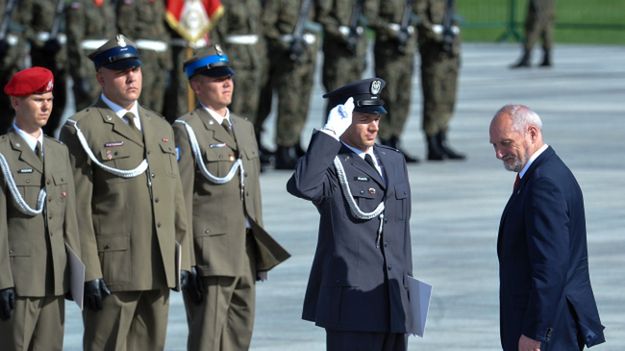 Minister obrony narodowej Antoni Macierewicz wręczył wyróżnienia i medale zasłużonym żołnierzom i pracownikom wojska