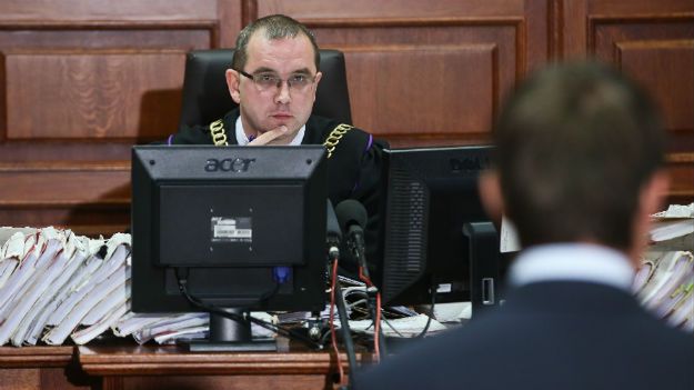 Sędzia Hubert Gąsior i składający zeznania Maciej J.