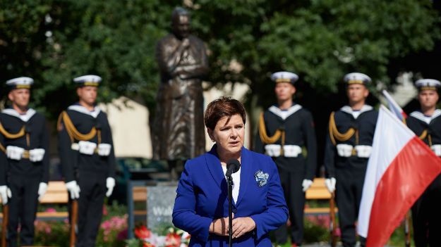 Premier Beata Szydło podczas uroczystości złożenia kwiatów przed pomnikiem Anny Walentynowicz