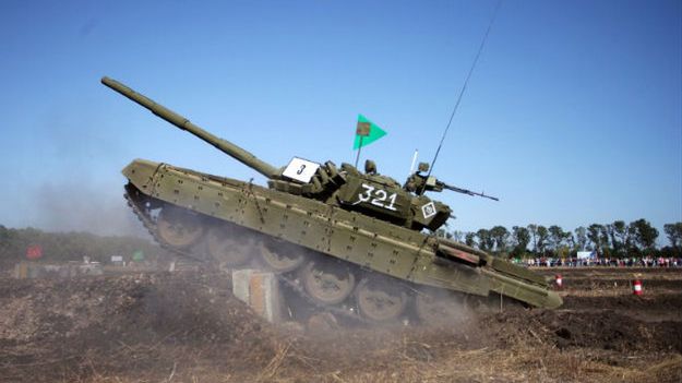 Prorosyjscy separatyści ćwiczą na czołgu T-72