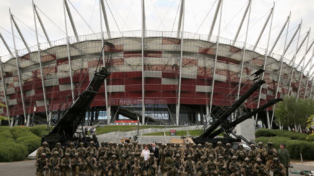 Trwają przygotowania do zbliżającego się szczytu NATO. Wokół stadionu ustawiane jest betonowo-metalowe ogrodzenie