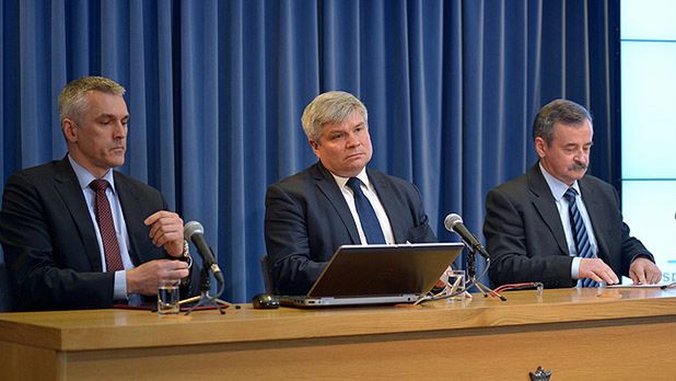 Przewodniczący Państwowej Komisji Badania Wypadków Lotniczych Maciej Lasek oraz członkowie PKBWL Piotr Lipiec i Edward Łojek