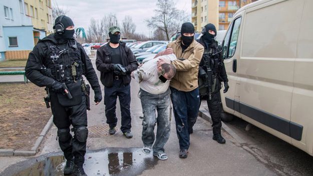 39-letni mężczyzna zatrzymany w lutym 2016 przez policjantów z Bydgoszczy za zabójstwo 77-letniej kobiety w 1998 roku