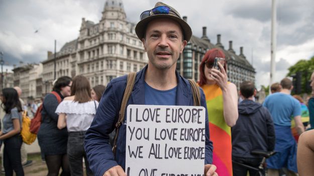 Nieduży protest w Londynie dwa dni po referendum, w którym większość opowiedziała się z Brexitem