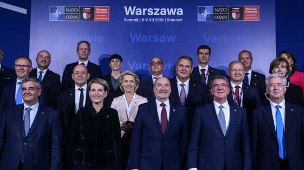 Ministrowie obrony narodowej - w drugim rzędzie Panos Kamenos