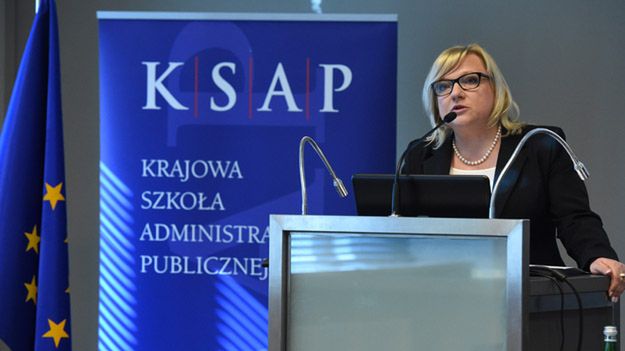 Szefowa kancelarii premiera Beata Kempa podczas uroczystości wręczenia dyplomów Krajowej Szkoły Administracji Publicznej 31 marca 2016 r.