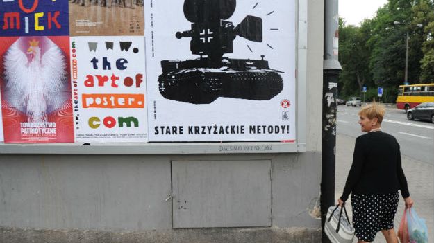 Plakat pt. "Nowa Europa?" odnoszący się do niemieckiego serialu "Nasze matki, nasi ojcowie"