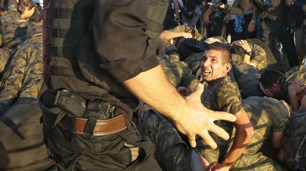 Żołnierze biorący udział w puczu zatrzymani przez policję