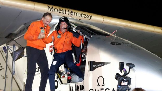Bertrand Piccard opuszcza samolot