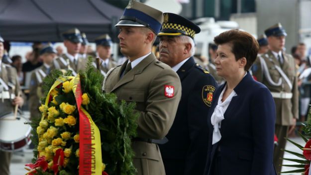 Prezydent Warszawy w towarzystwie komendanta warszawskiej straży miejskiej Zbigniewa Leszczyńskiego składa kwiaty przed Grobem Nieznanego Żołnierza