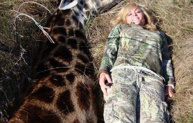 Burza w internecie wokół zdjęcia Rebeki Francis z zabitą żyrafą