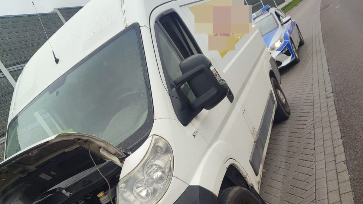 Policjanci kontrolujący busa firmy kurierskiej DHL