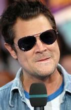 Johnny Knoxville przypalany i bity przez fanki