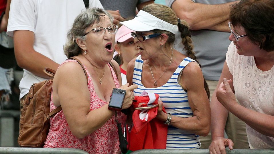 fanki tenisa walczą o opaskę rzuconą w trybuny przez Arynę Sabalenkę