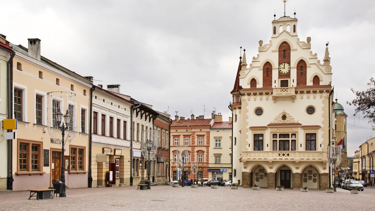 rzeszow, market, square, city, town, hall, house, townhouse, building, facade, architecture, old, historic, home, shop, landmark, showplace, clock, polska, polish, poland, rzeszów