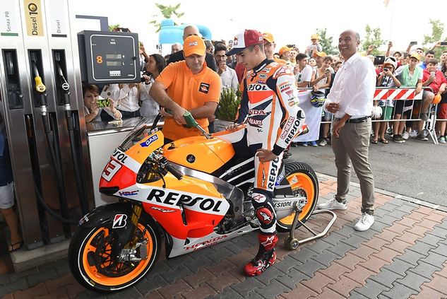 Marc Marquez tankuje swoją Hondę (fot. Repsol Honda Team)