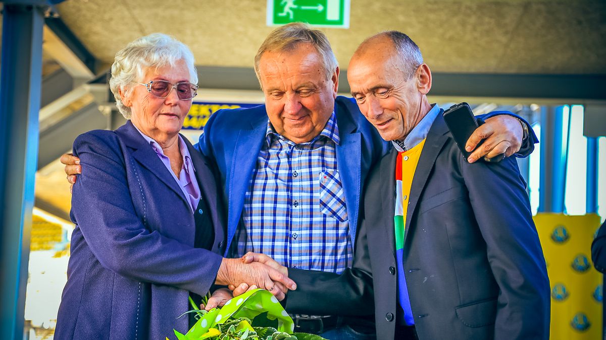 Zenon Plech odsłania swoją tablicę na stadionie Stali W środku honorowy prezes Władysław Komarnicki