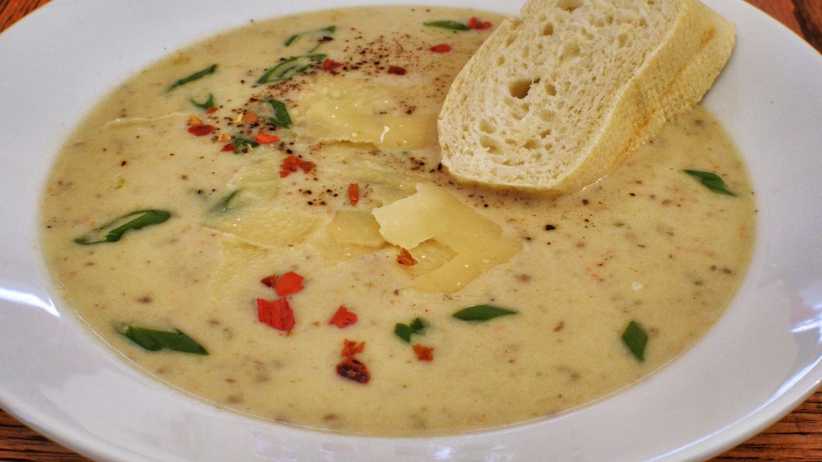 Zupa krem z ziemniaków przygotowana z dodatkiem mleka 1:1