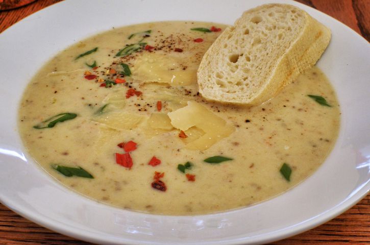 Zupa krem z ziemniaków przygotowana z dodatkiem mleka 1:1