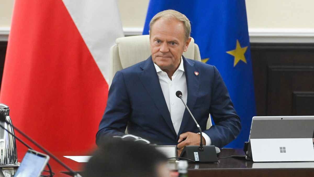 Donald Tusk
Warszawa, 17.06.2025. Premier Donald Tusk przed posiedzeniem rz�du w KPRM w Warszawie, 17 bm. Rada Ministr�w zajmie si� projektem noweli ustawy zezwalaj�cej na testowanie pojazd�w autonomicznych na drogach. (aldg) PAP/Piotr Nowak
Piotr Nowak
kancelaria, KPRM, obrady, polityk, polityk polityka, polityka, posiedzenie, rada ministr�w, rady ministr�w, rz�d, rz�d Tuska, rz�du, nowela, nowelizacja, pojazdy autonomiczne, projekt, testowanie, ustawa