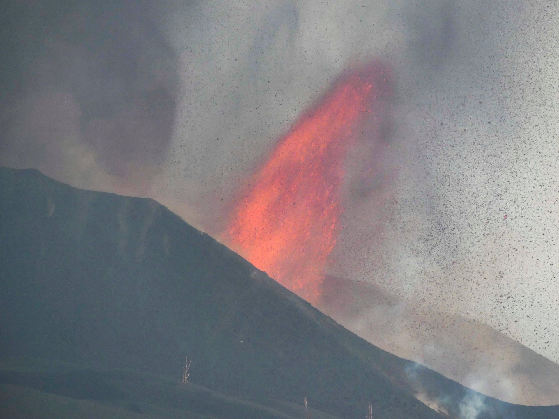 New vents expell lava in volcano eruption in La Palma
View of a new eruption of Cumbre Vieja Volcano in La Palma island, Canary Islands, southwestern Spain, 25 September 2021. Residents from the three most threaten areas had to be evacuated after the volcano registered more explosivity and two new vents. EFE/Miguel Calero 
Dostawca: PAP/EFE.
Miguel Calero
eruption, volcano