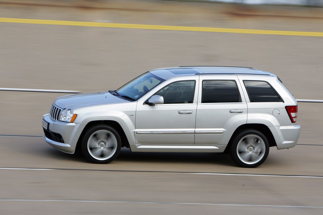 Jeep Grand Cherokee SRT8 nie może się równać z Porsche Cayenne Turbo osiągami, ale jest znacznie mniej awaryjny i tańszy w utrzymaniu.