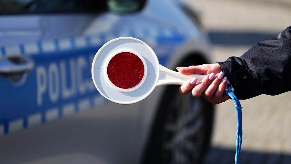 DAREK11policjantka, ruch, drogowy, zatrzymanie, pojazd, droga, kontrola, mandat, kara, wykroczenie zdarzenie, kolizja, lizak, tarcza, stop, policja, polska, radiowóz, drogówka, czapka, kobieta, blondynka, mundur, niebieski, samochód, niebieskie, alarmowo, pomoc, na sygnale, kamizelka, odblaskowa, punkty, ulica, szyk, blokada, ulicy, prewencja, policjant