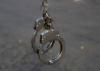 Oświęcim: Policjanci zatrzymali na terenie gminy dwóch poszukiwanych przestępców. Trafili za kratki na kilka lat