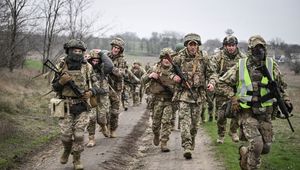 Jechali na mecz, wylądowali w wojsku