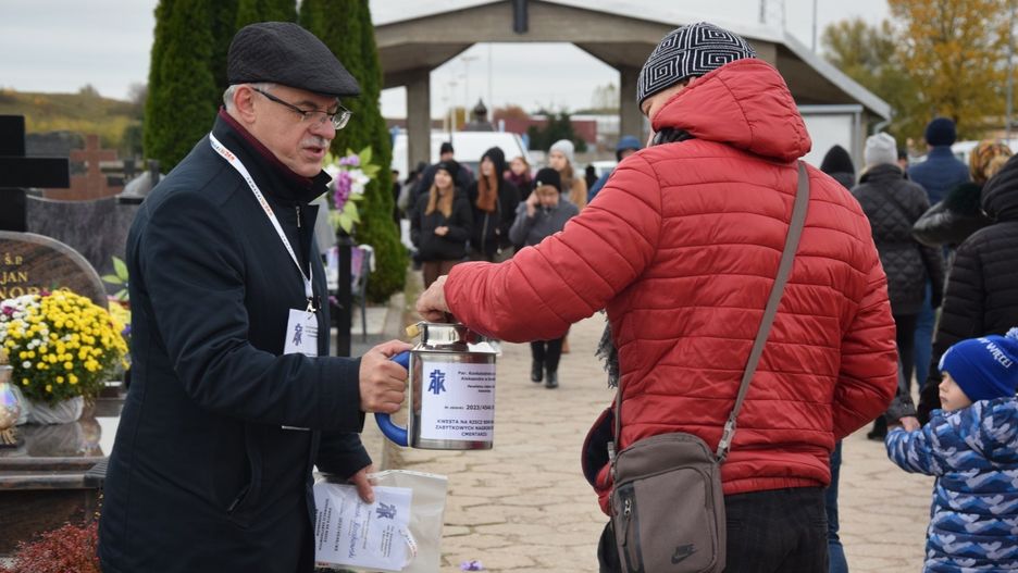 Zeszłoroczna zbiórka, podczas której zebrano blisko 17 tys. zł. Za te pieniądze odnowiono 4 groby