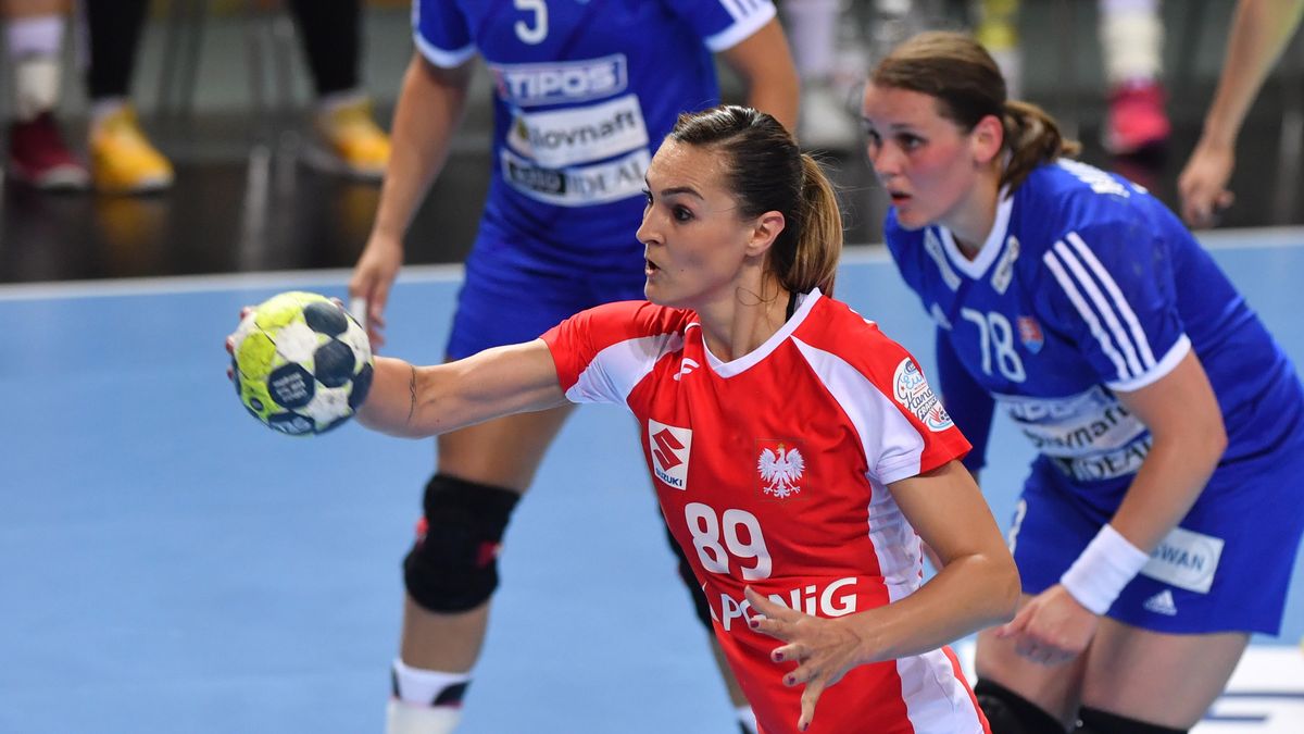 PAP / Marcin Bielecki / Kinga Achruk (Polska) przy piłce podczas starcia ze Słowacją