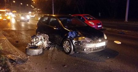 Wypadek na ul. Nadbystrzyckiej w Lublinie. Z seata wypadł silnik (zdjęcia)